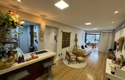 Lindíssimo quarto e sala, de 60m², 'pé na areia mar', semimobiliado, à venda no rio vermelho