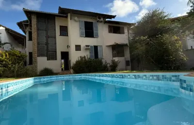 Linda casa à venda em condomínio - 675 m2 totais - 5/4 - 2 suítes - gabinete - piscina privativa -