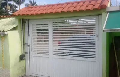 Casa com piscina, área gourmet e garagem para seis carros