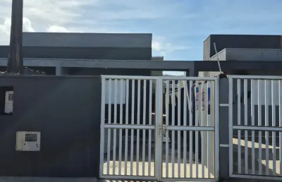 Casa com 2 dormitórios sendo uma suíte, garagem , quintal