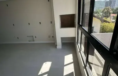 2 suítes mais lavabo, prédio com piscina e salão de festas, na praia dos amores