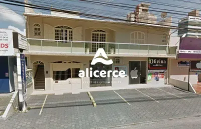 Casa dois pavimentos 3 suítes, 4 salas comerciais e 2 lojas