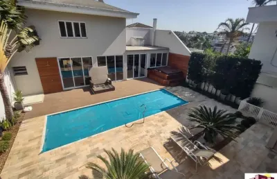 Casa alto padrão, em condomínio fechado, com 05 dormitórios, sendo 3 suites, piscina, sauna, sala de cinema, aquecimento solar , ar condicionado