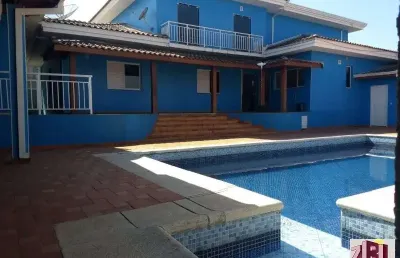 Residência em condomínio, 4 dormitórios, sendo 2 suítes com closet, 2 salas, escritório, lavabo, cozinha com planejados, piscina e sauna