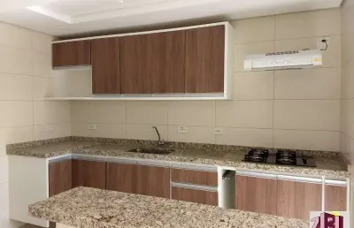 Apartamento com 02 dormitórios, wc social, cozinha com armários planejados, mobiliado, 1 vaga, elevador, no centro da cidade.