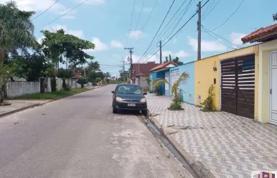 Casa à venda em itanhaem-sp, bairro umuarama: 2 quartos, 2 salas, 1 banheiro, 1 vaga de garagem, 60m² de área. venha conhecer!