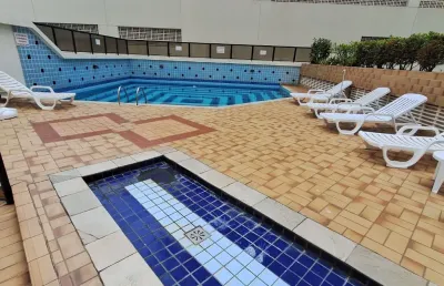 Apartamento à apenas uma quadra da praia reformado locação ou venda