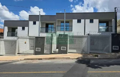Casa independente com 3 quartos, 3 banheiros e 3 vagas.