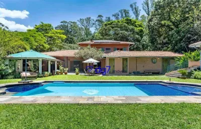 Casa reformada e modernizada com 4.373 m² de terreno e 6 dormitórios!