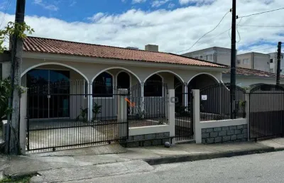Casa com 3 dormitórios à venda, 170 m² por r$ 690.000,00 - serraria - são josé/sc