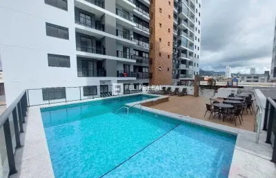 Esse apartamento está vazio, limpo, iluminado pelo sol da manhã** e esperando para ser o cenário da sua próxima conquista.  