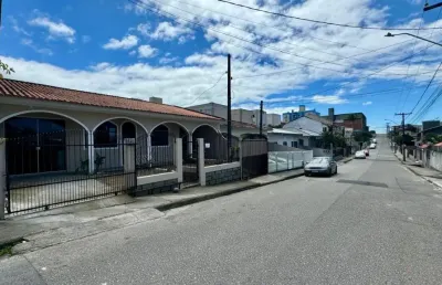 Casa bem localizada no bairro serraria em são josé/sc