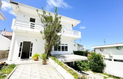 Casa com 04 suítes no bairro coqueiros  viva com conforto, sofisticação e uma vista deslumbrante para o mar