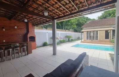 No cafubá casa a venda por r$800.000,00 em terreno de 360m² com 4 quartos sendo 2 suítes, piscina, espaço gourmet, quintal e vaga