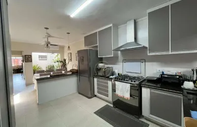 Espetacular casa com 4 dormitórios à venda, 150 metros da praia.