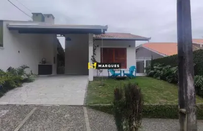 Casa com 3 quartos para alugar na Rua Itajubá, Bom Retiro, Joinville