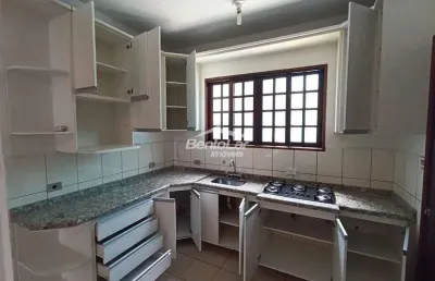 Casa com 3 quartos para alugar na Avenida Pires do Rio, Jardim Norma, São Paulo