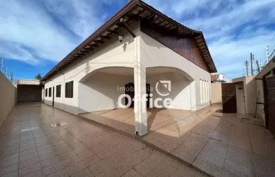 Casa com 3 dormitórios à venda, 198 m² por r$ 810.000,00 - jardim bandeirante - anápolis/go