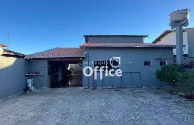 Casa à vendano bairro sao carlos  3/4 sendo 1 suite , sala , cozinha com moveis planejados , lote, 320 m² por r$ 700.000 - são carlos - anápolis/go