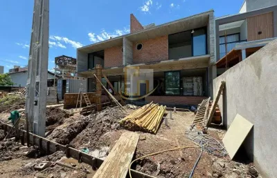 Sobrado de alto padrao dispondo de 3 quartos sendo 1 suite, no bairro itacolomi em balneario picarras.