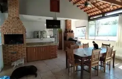 Casa para venda tem 1360 metros quadrados com 5 quartos