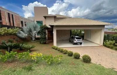 Casa de condomínio para venda possui 1047 metros quadrados com 4 quartos