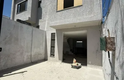 Oportunidade imperdível de casa nova duplex e moderna com entrada independente no bairro santa amélia.