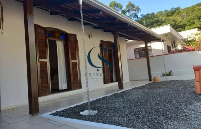 Casa averbada com 03 dormitórios no bairro fazenda em itajaí