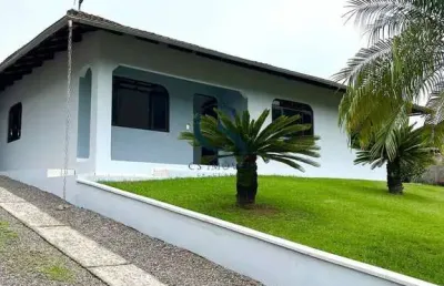 Casa no centro de rodeio/sc – ampla, segura e bem arejada
