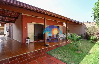 A angelo imóveis apresenta esta casa, 200m da praia,  por r$ 750.000, com 3 dormitórios, 1 suíte com closet, sala 2 ambientes, garagem para 5 carros.