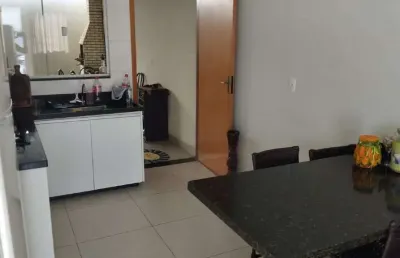 Linda casa de 02 quartos e varanda no bairro jardim ipanema