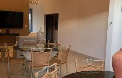 Casa em condomínio fechado com 4 quartos à venda na Avenida Vereador Carlito Cordeiro, Laranjeiras, Uberlândia