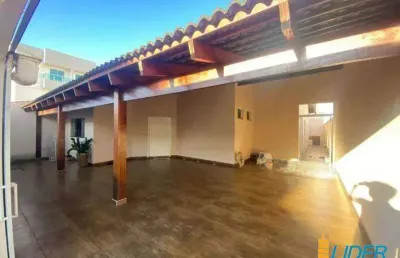 Casa à venda, 4 quartos, 3 suítes, 3 vagas, tubalina - uberlândia/mg