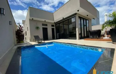 Linda casa com acababento alto padrão no condomínio splendido