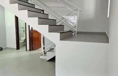 Linda casa estilo sobrado com excelente localização no alto umuarama