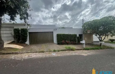 Casa com 3 quartos à venda na Rua Liriosazuis, Cidade Jardim, Uberlândia