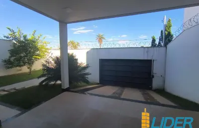 Casa com 3 quartos à venda na Rua dos Cravos, Cidade Jardim, Uberlândia