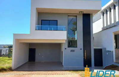 Linda casa em 02 pavimetos com 199m2 de construção em terreno de 307m2 à venda em condomínio fechado no granja marileusa