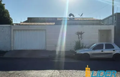 Casa confortável à venda no bairro tibery, em uberlândia, com 137 m² de área construída em terreno de 11 x 24 metros