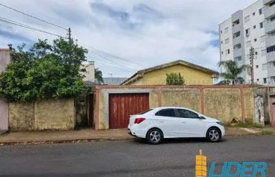 São 03 ótimas casas em um terreno de 510m2 à venda no bairro osvaldo rezende