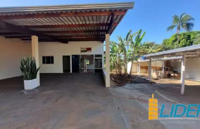 Excelente chácara com 1,042m2 de área no quinta dos bosques
