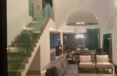 Lindo sobrado com 300m2 de construção em terreno de360m2, toda montada de armários planejados à venda no bairro jardim karaiba