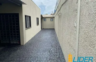 Casa com 2 quartos para alugar na Rua Engenheiro Azelli, Osvaldo Rezende, Uberlândia