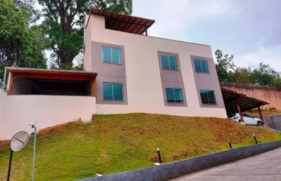 Casa de 03 quartos, sendo 01 suíte e 03 vagas de garagem no monte castelo