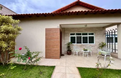 Casa com piscina em condomínio fechado no aeroporto