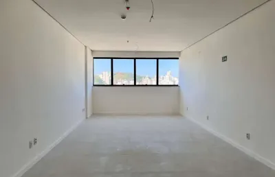 Sala comercial com 40m² e vaga de garagem a poucos metros do novo fórum