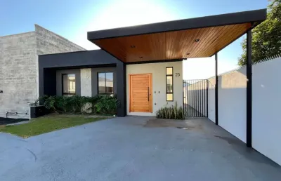 Casa linear, 03 quartos com uma suíte em condomínio fechado