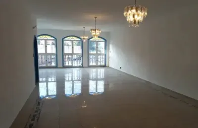 Casa com 4 quartos e 8 banheiros para alugar, 450 m²
