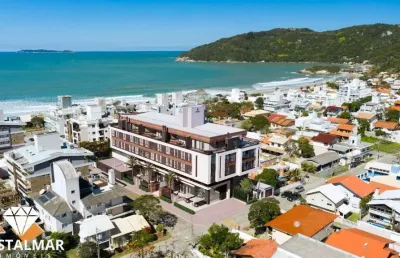 Oportunidade imperdível: 2 suítes em canto grande a poucos passos da areia!
