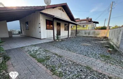 Casa de madeira, ótima localização, praia de bombas, bombinhas sc